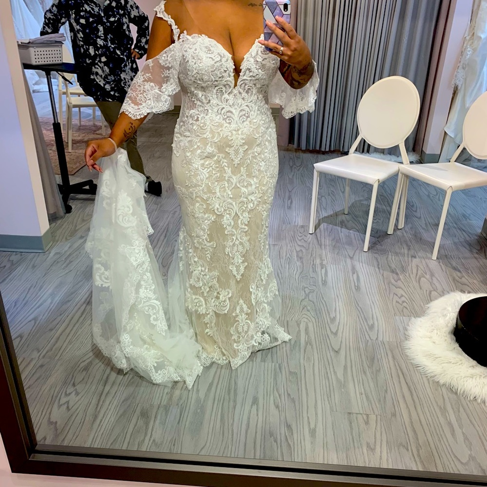Wedding gown - Picture 1 of 4